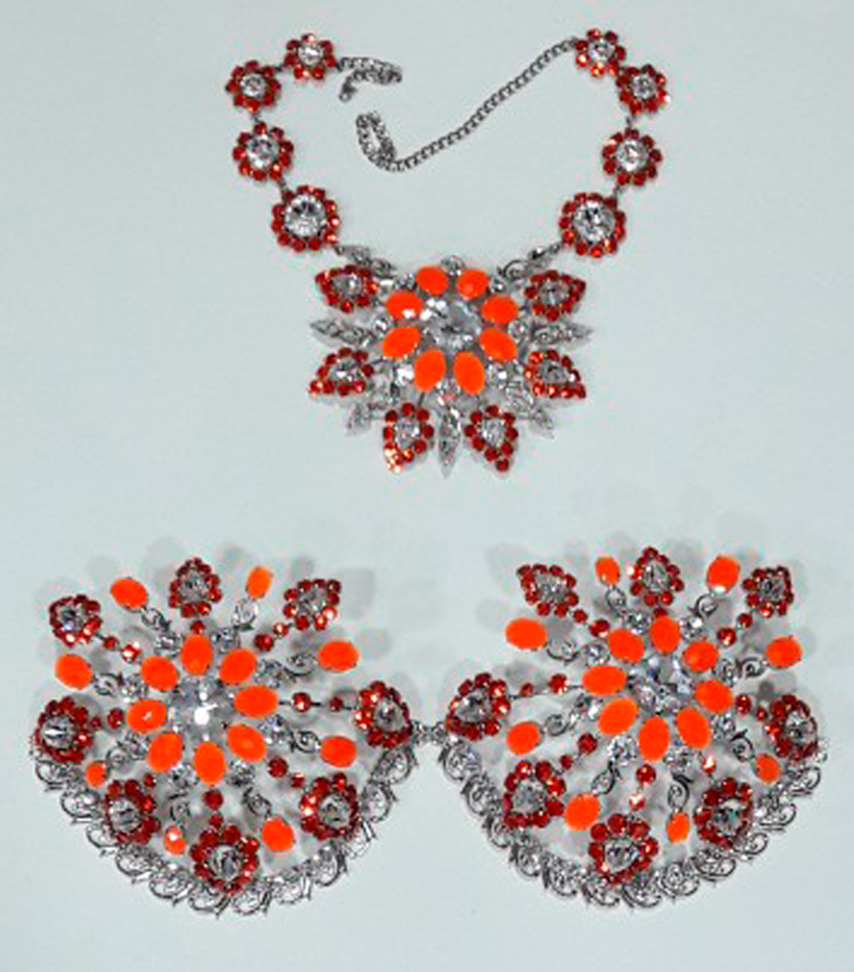 Aderezo artesanal para ballet de Carnaval en color naranja, diseñado y elaborado a mano por Juan Lillo Artesano, con detalles elegantes y llamativos.