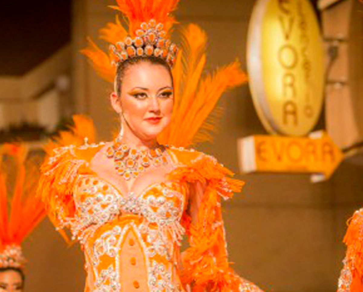 Aderezo artesanal para ballet de Carnaval en color naranja, diseñado y elaborado a mano por Juan Lillo Artesano, con detalles elegantes y llamativos.