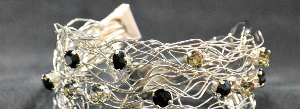 Pulsera artesanal de hilos metálicos con piedras, elaborada a mano por Juan Lillo Artesano, con diseño exclusivo y acabado de alta calidad.