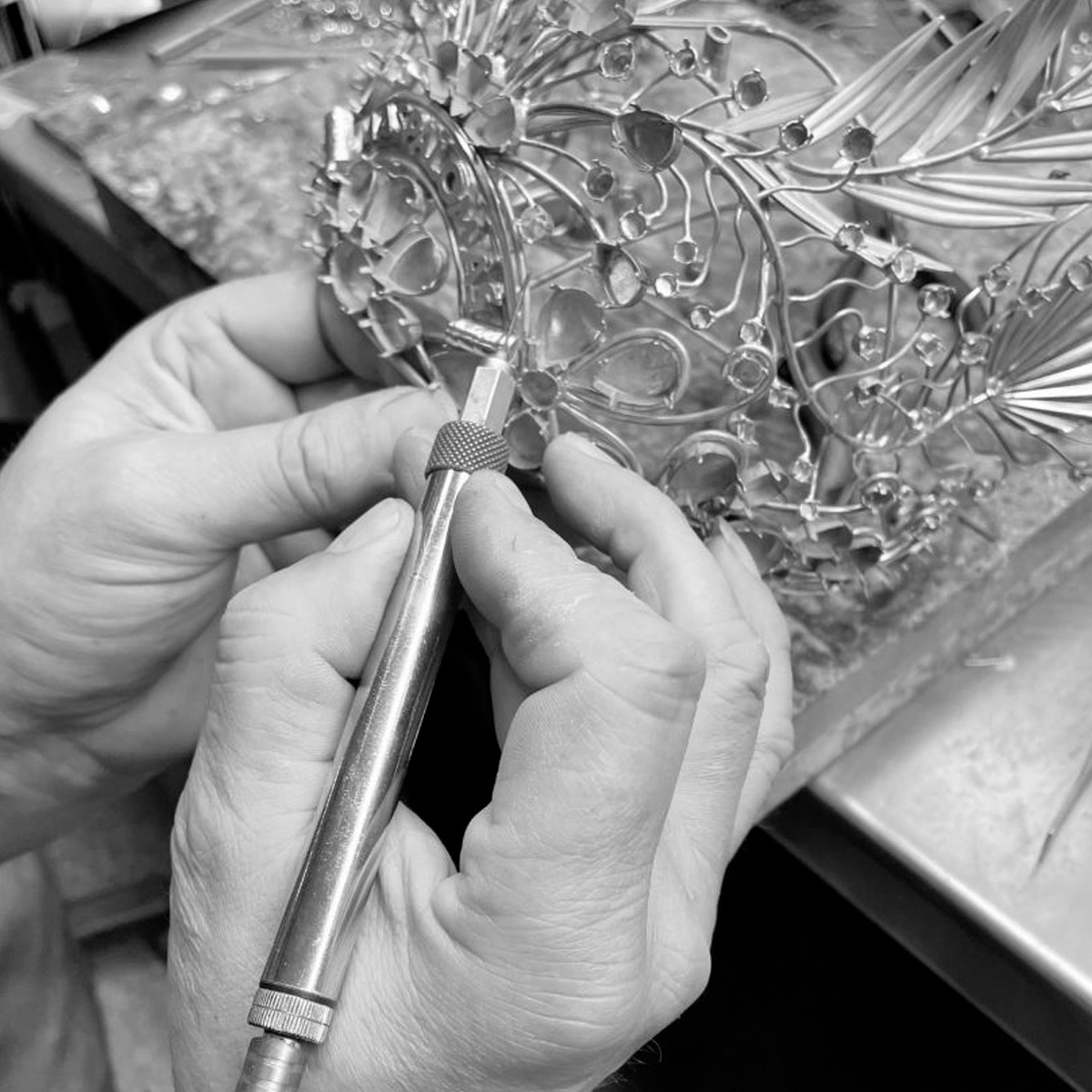Detalle artesanal de Juan Lillo Artesano trabajando una pieza de metal a mano, mostrando habilidad y precisión en el proceso creativo