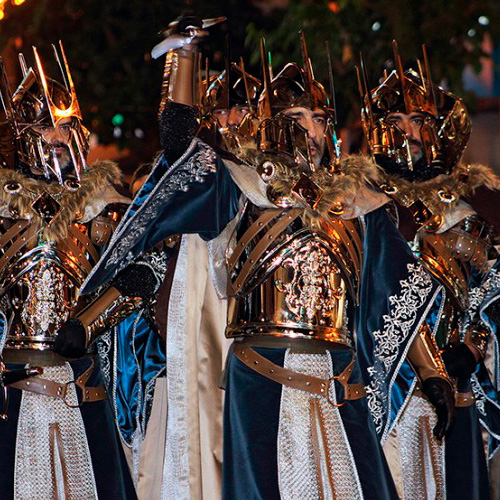 Accesorios metálicos artesanales para la Escuadra Caballeros de la Mano Alada, elaborados a mano por Juan Lillo Artesano para fiestas de Moros y Cristianos