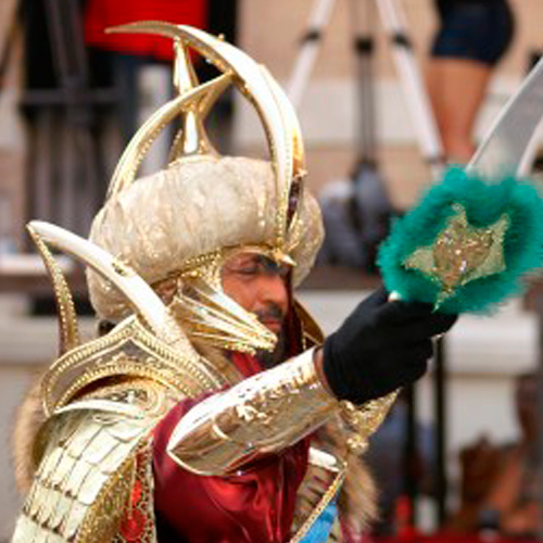 Accesorios metálicos artesanales para la comparsa Escuadra-Abbasíes, elaborados a mano por Juan Lillo Artesano para fiestas de Moros y Cristianos.