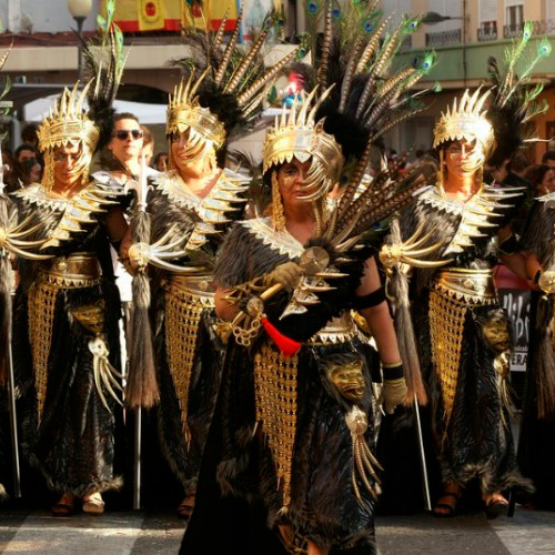 Accesorios metálicos artesanales para la comparsa Escuadra-Samanidas, elaborados a mano por Juan Lillo Artesano para fiestas de Moros y Cristianos.