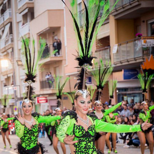 Tocado metálico con plumas para ballet de Carnaval, artesanal y elaborado a mano por Juan Lillo Artesano, con diseño elegante y detalles llamativos.