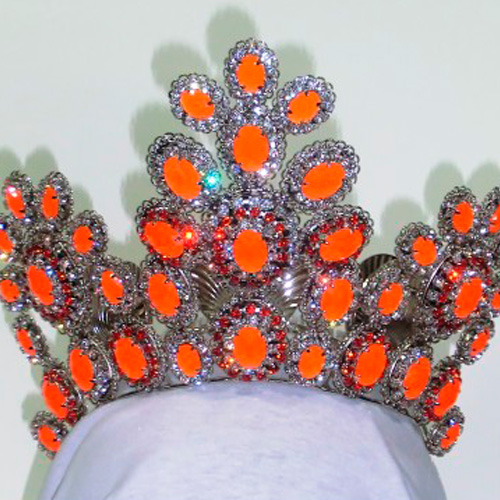 Aderezo artesanal para ballet de Carnaval en color naranja, diseñado y elaborado a mano por Juan Lillo Artesano, con detalles elegantes y llamativos.