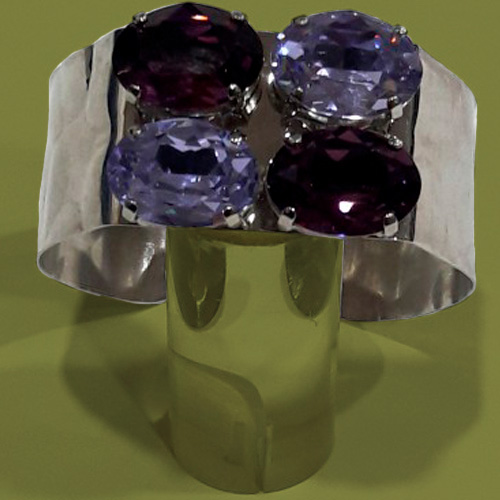 Pulsera artesanal de amatista, elaborada a mano por Juan Lillo Artesano, con diseño exclusivo y acabado de alta calidad.