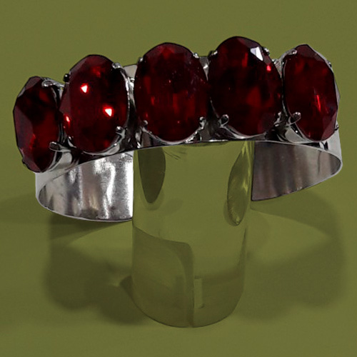 Pulsera artesanal de cristal Siam, hecha a mano por Juan Lillo Artesano, con diseño elegante y acabado de alta calidad.