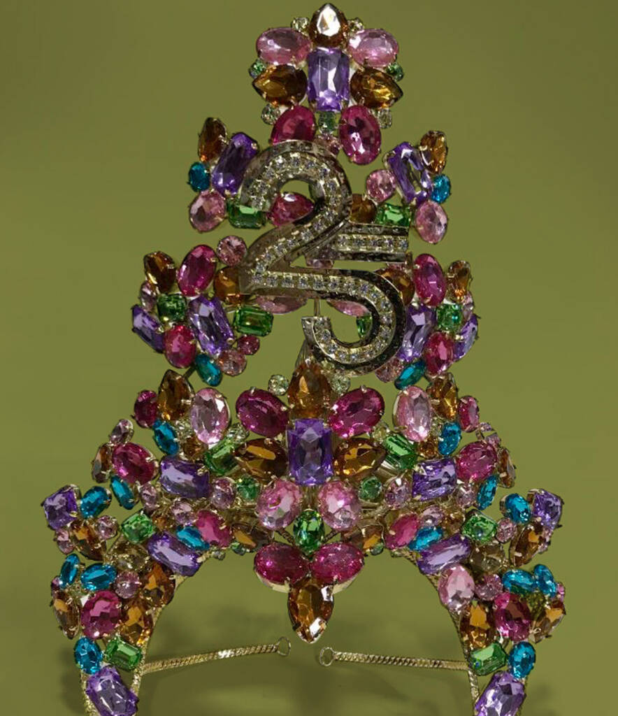 Corona de Carnaval dorada con piedras de colores, artesanal y elaborada a mano por Juan Lillo Artesano, diseño exclusivo y detallado.