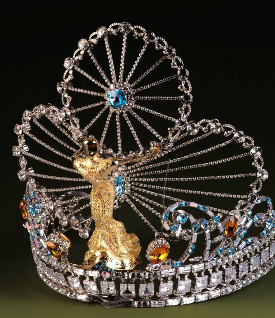 Corona artesanal para Carnaval, diseñada a mano por Juan Lillo Artesano, con detalles en azul y acabado de alta calidad.