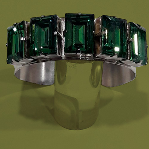 Pulsera artesanal plateada con piedras verdes, elaborada a mano por Juan Lillo Artesano, con diseño elegante y acabado de alta calidad.