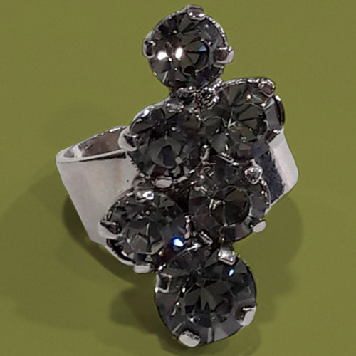 Anillo artesanal plateado con piedras negras, elaborado a mano por Juan Lillo Artesano, con diseño exclusivo y acabado de alta calidad.