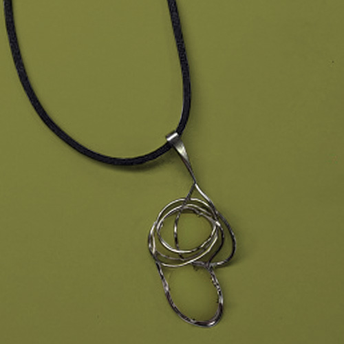 Colgante artesanal de alabastro, elaborado a mano por Juan Lillo Artesano, con diseño elegante y acabado de alta calidad.