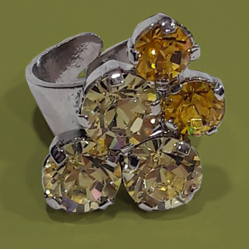 Anillo artesanal Jonquil plateado con piedras amarillas, elaborado a mano por Juan Lillo Artesano, con diseño elegante y acabado de alta calidad.
