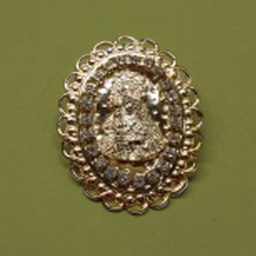 Broche artesanal de la Virgen, elaborado a mano por Juan Lillo Artesano, con detalles finos y acabado de alta calidad.