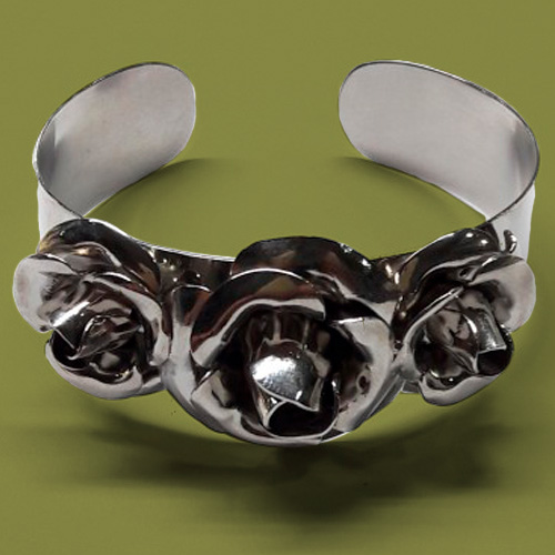 Pulsera artesanal plateada con rosas grabadas, elaborada a mano por Juan Lillo Artesano, con diseño exclusivo y acabado de alta calidad.