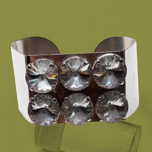 Brazalete artesanal plateado con cristal, elaborado a mano por Juan Lillo Artesano, con diseño elegante y acabado de alta calidad.