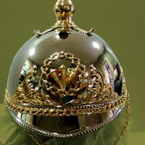 Casco base artesanal con escudo para Metalbandas, elaborado a mano por Juan Lillo Artesano, con diseño resistente y acabado de alta calidad.
