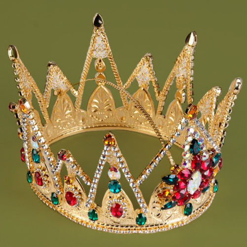 Corona artesanal para Rey Melchor, diseñada y elaborada a mano por Juan Lillo Artesano, con detalles dorados y piedras de colores.