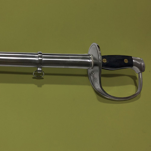 Sable militar artesanal, elaborado a mano por Juan Lillo Artesano, con diseño detallado y acabado de alta calidad.